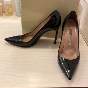 BLACK PATENT LEATHER MANOLOS